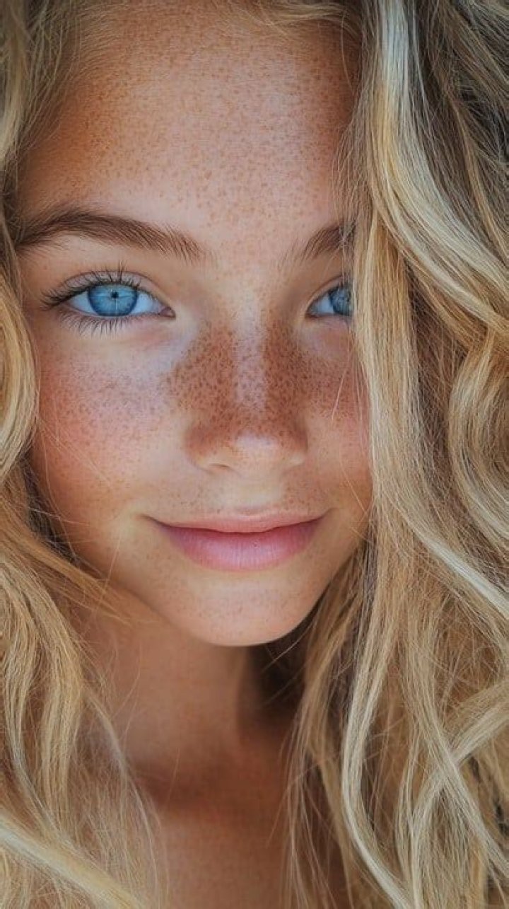 Intriguing Photos of Sandra Smith's Captivating Blue Eyes