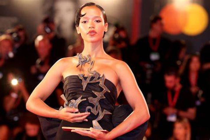 Unraveling the Allure of the Dress Akira: A Fashion Icon