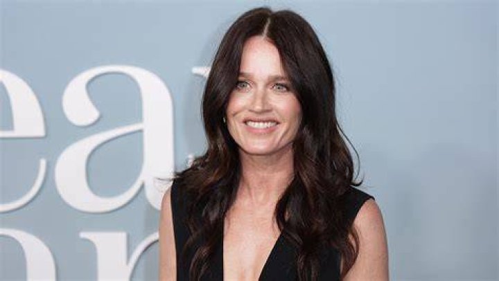 What's the Stature of Robin Tunney?